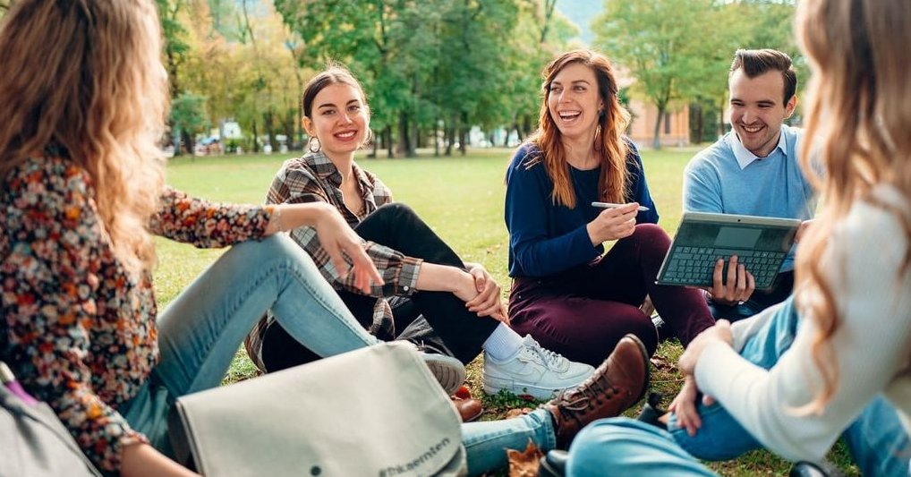 Auslandssemester-Studierende lernen gemeinsam in der Natur