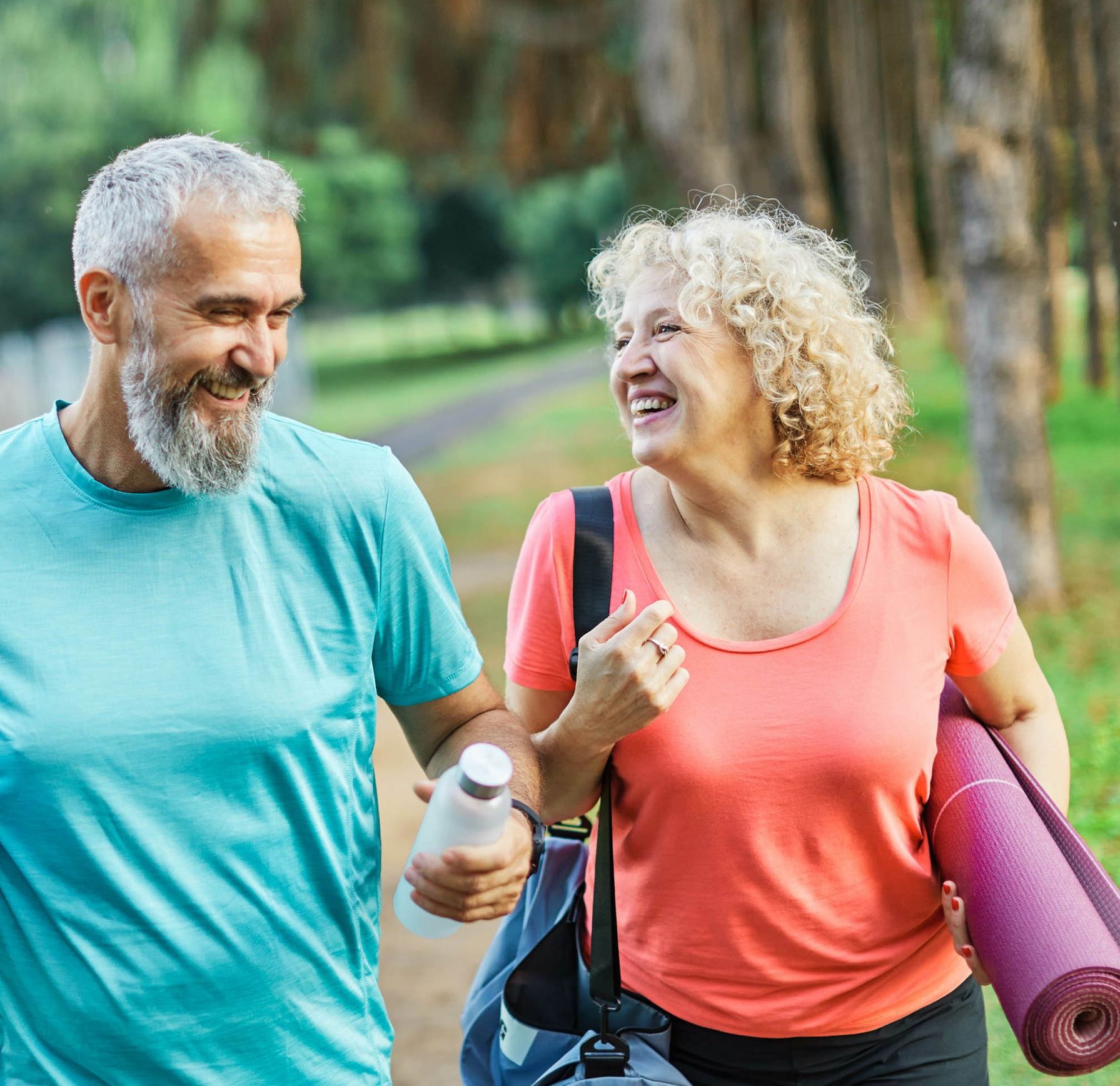 2 Personen altern aktiv in einer altersfreundlichen Gesellschaft 2 Personen altern aktiv in einer altersfreundlichen Gesellschaft - Imagebild für Studium Active Ageing and Age-Friendly Society MSc