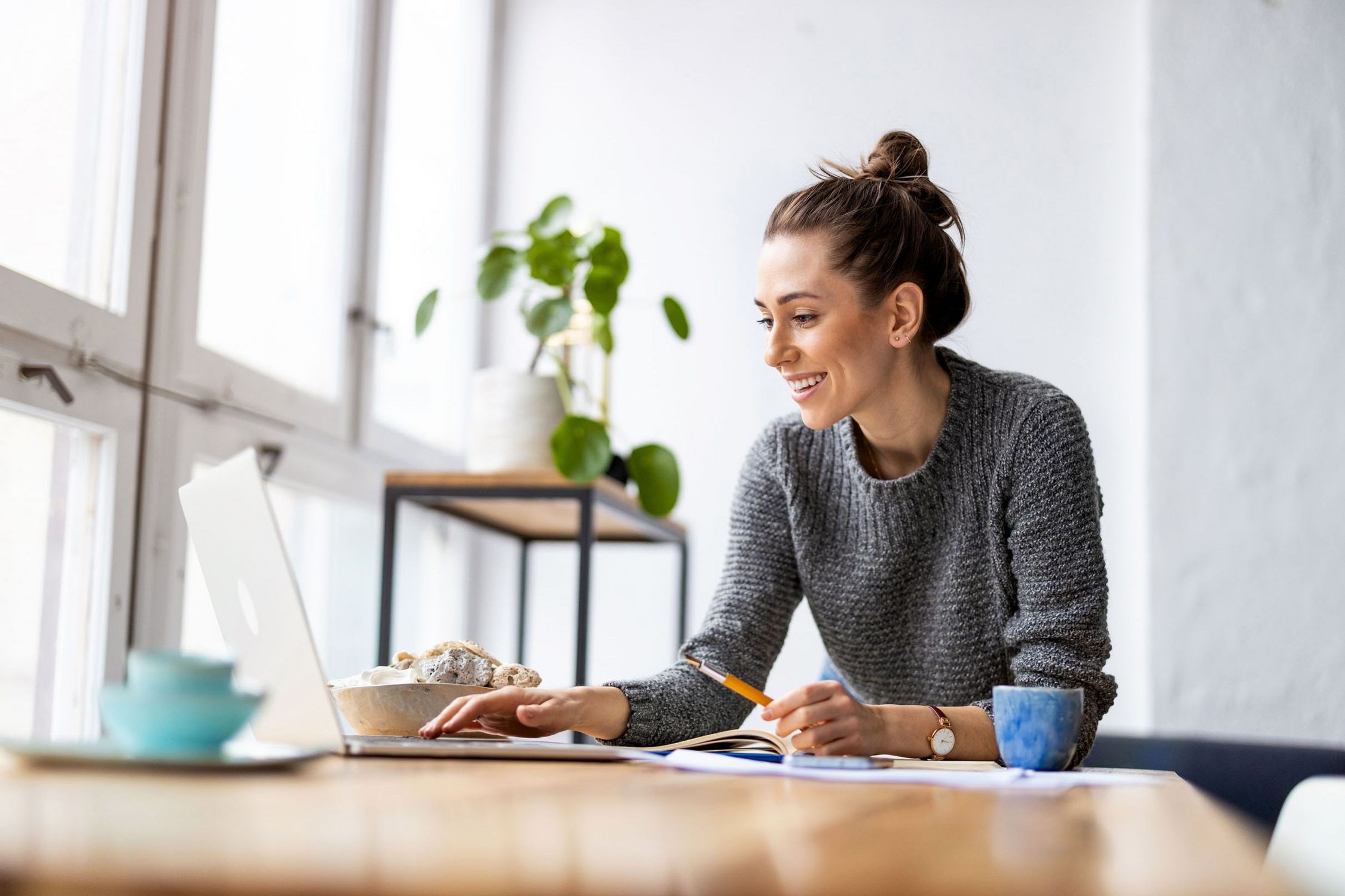 Studieren in Österreich auf Englisch Studieren in Österreich auf Englisch - Internationale Studentin sitzt vor Laptop