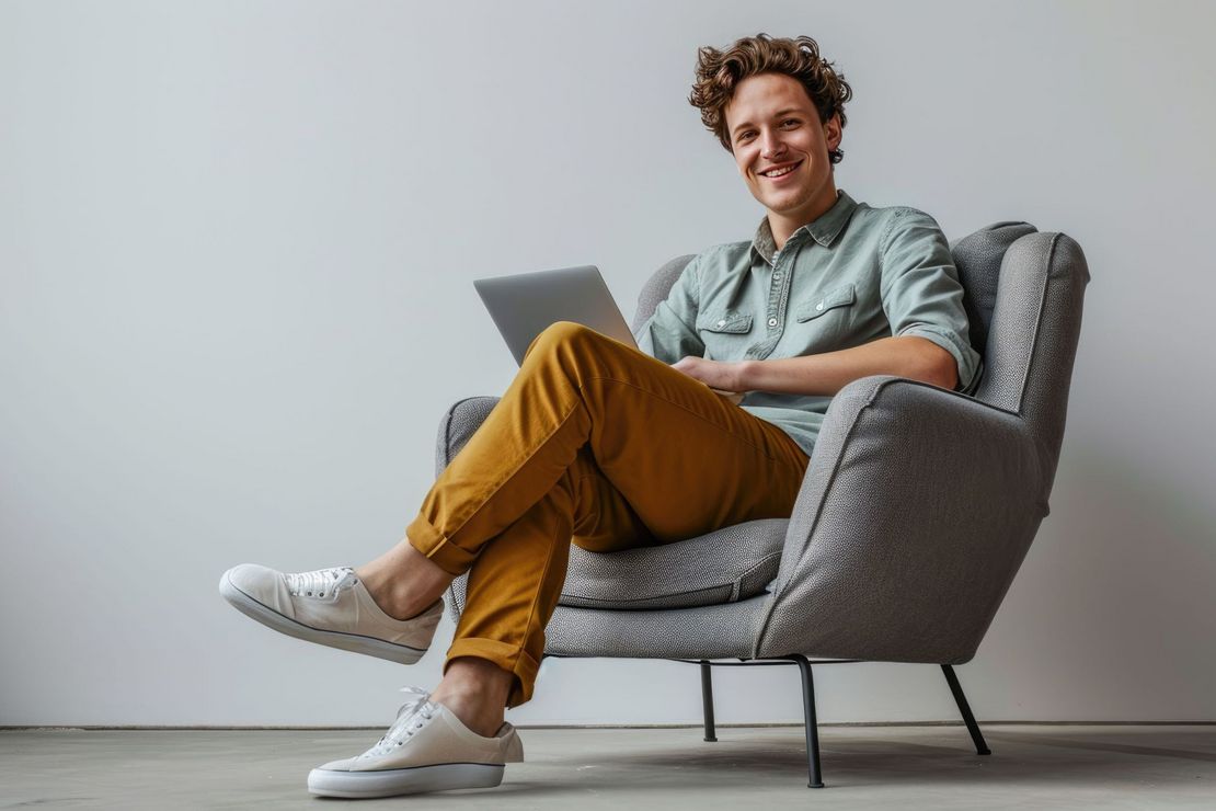 Student mit Laptop nimmt an hybriden englischsprachigen Vorlesung teil Student mit Laptop nimmt an hybriden englischsprachigen Vorlesung teil