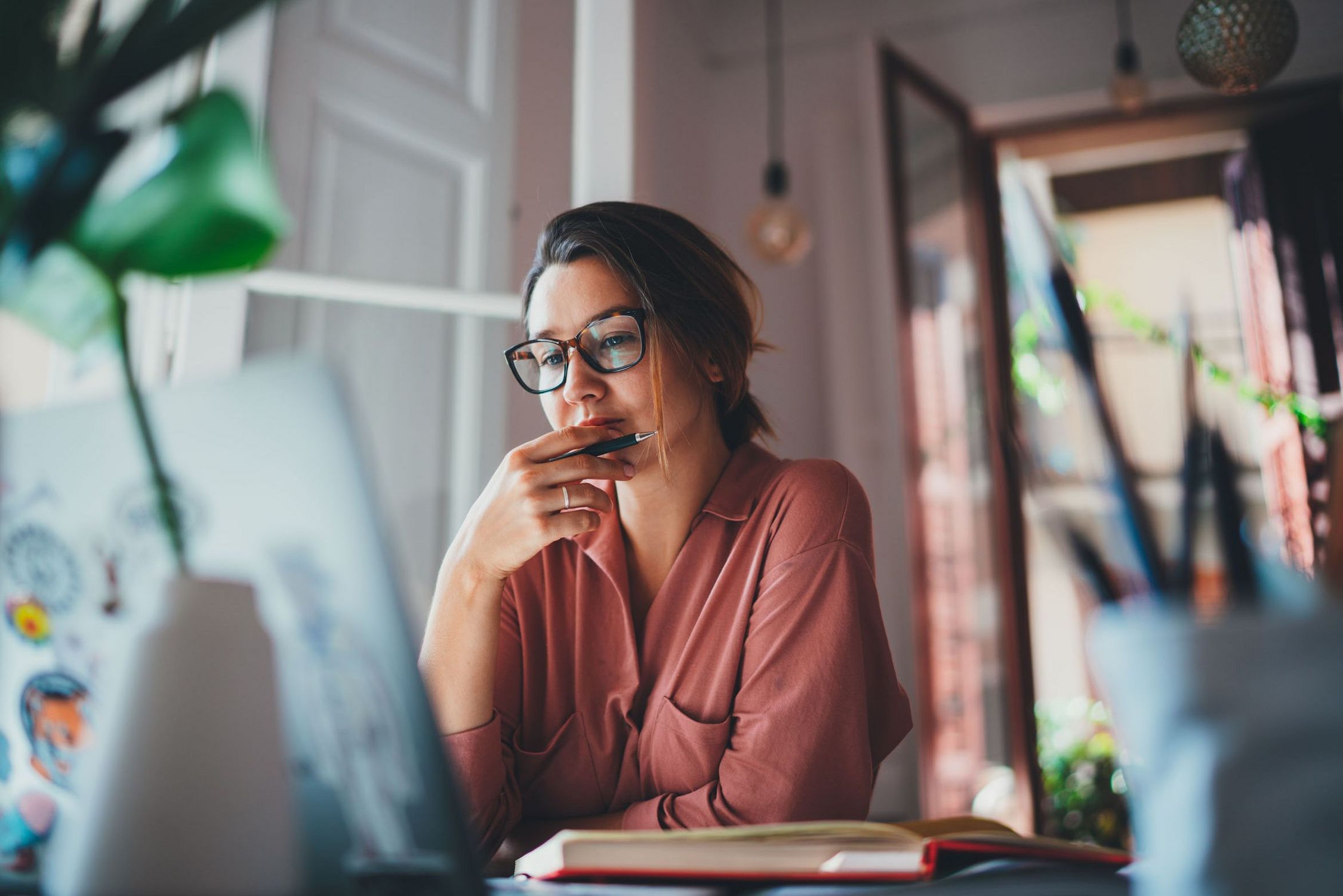 Englischsprachig Studierende vor Laptop Englischsprachig Studierende vor Laptop