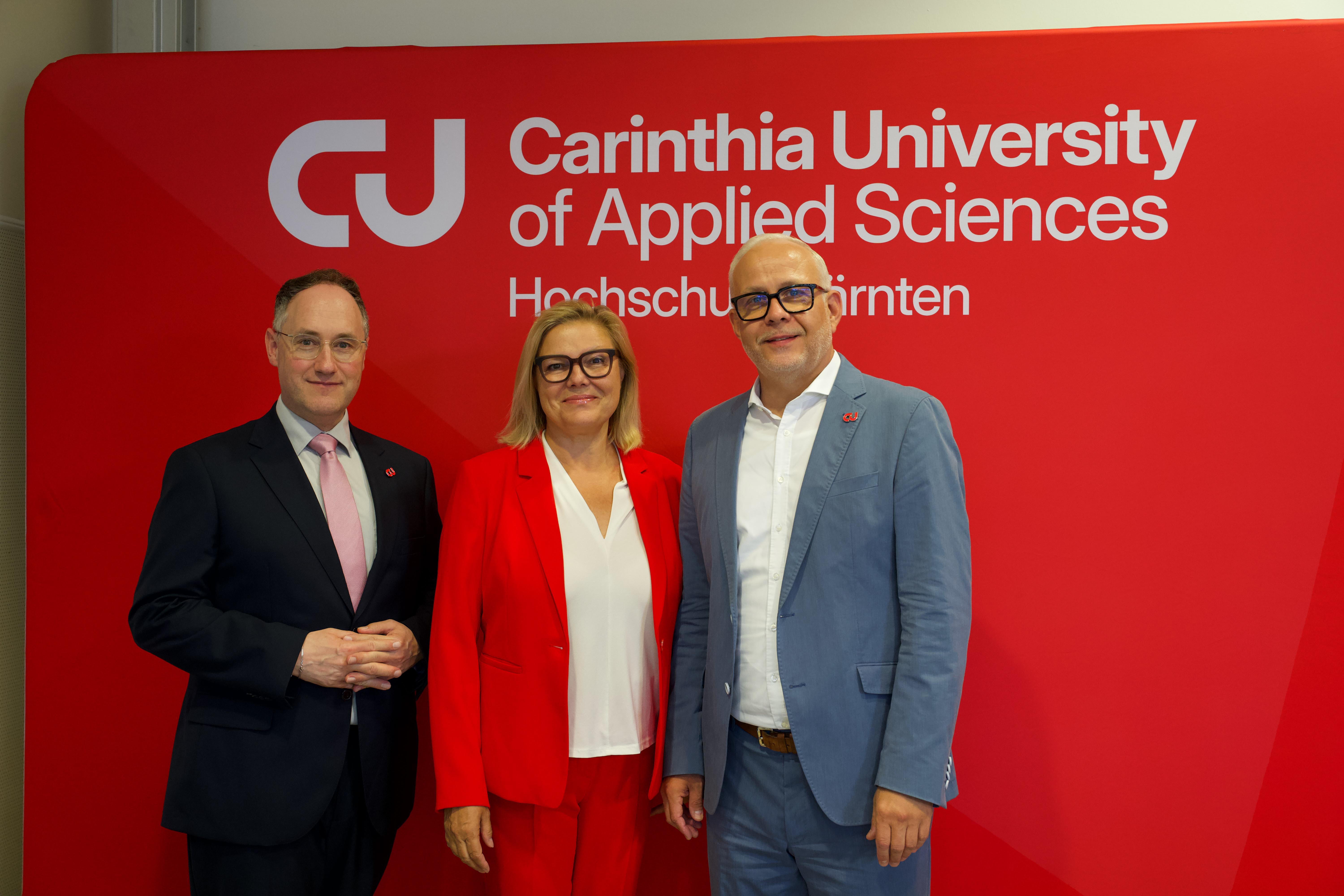 Martin Waiguny, Kathrin Stainer-Hämmerle, Stefan Nungesser präsentieren das duale Studium Hotelmanagement