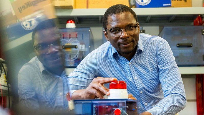 Energieforscher Emmanuel Oluwasogo von der CU Hochschule Kärnten in Österreich