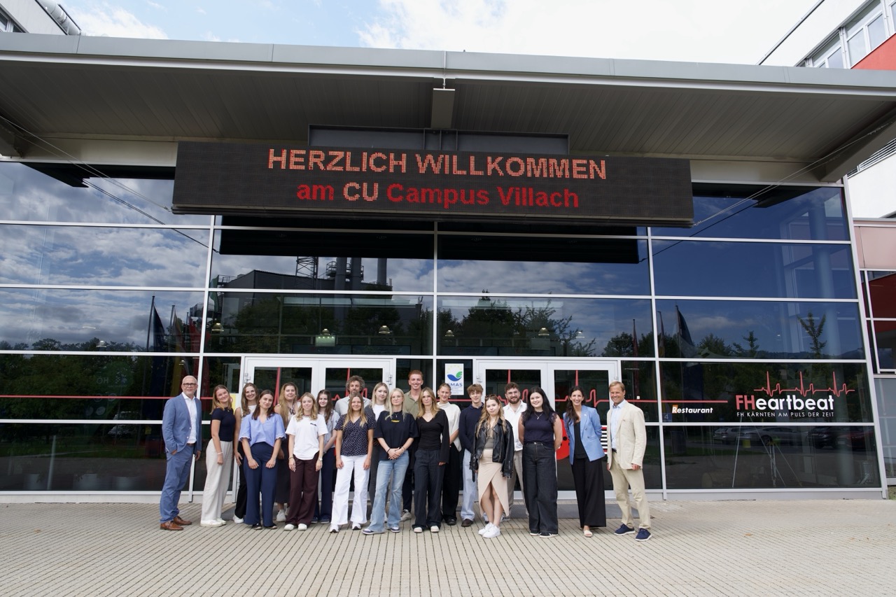 Dual studeren - 17 Studierende vor der CU Hochschule in Kärnten